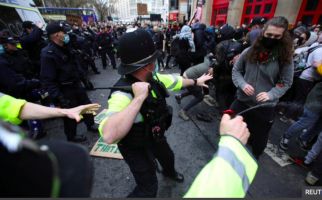 Demo soal RUU di Bristol Ricuh, Boris Johnson Dukung Kepolisian - JPNN.com
