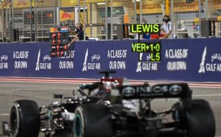 Kalahkan Verstappen, Hamilton Finis Pertama di GP Bahrain - JPNN.com