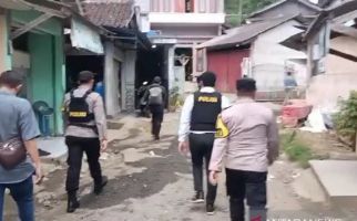 Rumah Terduga Teroris di Sukabumi Dikepung dan Digeledah Tim Densus 88 - JPNN.com