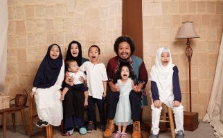 Pusakata Libatkan Anak dan Istri dalam Lagu 'Di Seberang Sana' - JPNN.com