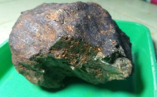 Batu Meteorit yang Jatuh Menimpa Rumah Warga Lamteng Terjual dengan Harga Fantastis - JPNN.com