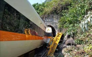 Kereta Api Tergelincir di Terowongan, 36 Orang Tewas, Puluhan Masih Tertimbun Reruntuhan - JPNN.com