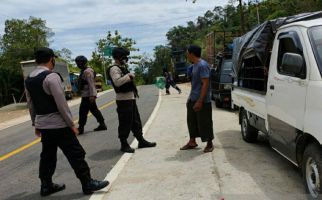 Lihat, Polisi Bersenjata Menyetop Pengendara di Perbatasan Sultra - Sulsel - JPNN.com