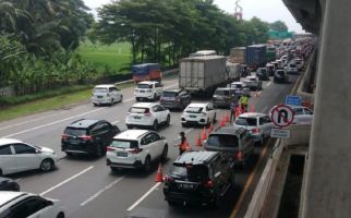 Lalu Lintas Padat, Tol Jakarta-Cikampek Sempat Di-Contraflow - JPNN.com