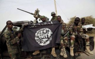Milisi Boko Haram Berdiri di Bangkai Pesawat Tempur, Memperlihatkan 1 Jasad Hancur - JPNN.com