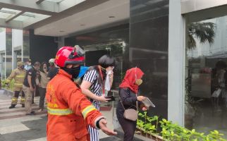 Kebakaran Apartemen Tamansari Sudirman: Damkar Sisir Penghuni yang Belum Terevakuasi - JPNN.com