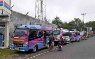 Protes Keberadaan Taksi Gelap, Sopir Minibus Cianjur Selatan Mogok Massal - JPNN.com