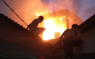 Detik-detik Kebakaran Rumah Dua Lantai di Cakung, Diawali Ledakan - JPNN.com