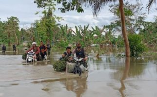 Prajurit TNI Bantu Warga Terdampak Banjir di Kampung Arso Papua - JPNN.com