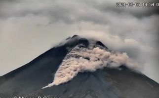 Kamis Pagi Gunung Merapi Luncurkan Awan Panas Guguran Sejauh 1,8 Kilometer - JPNN.com