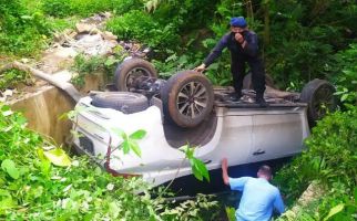 Pajero Sport Berpenumpang 4 Laki-laki Nyemplung ke Drainase, Kondisinya Begini - JPNN.com