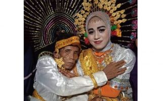 Perjaka 58 Tahun Menikahi Gadis Berusia 19, Malu-Malu, Sebegini Maharnya - JPNN.com