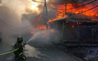 Kebakaran Hebat Melanda Pasar Lontar Tanah Abang, 174 Lapak Pedagang Hangus - JPNN.com