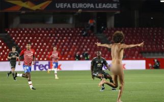 Prit! Pria Tanpa Celana dan Baju Hentikan Laga Granada Vs MU - JPNN.com