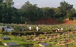 Tak Hanya Pemakaman Umum, TPU Khusus Jenazah Covid-19 Juga Ramai Didatangi Peziarah - JPNN.com
