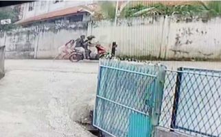 2 Jambret Beraksi, Korban Ditendang, Diinjak, dan Terseret Motor Pelaku, Terekam CCTV - JPNN.com