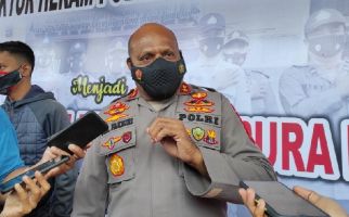 TNI dan Polri Kontak Tembak dengan KKB, Irjen Fakhiri: Warga yang Mengungsi Sudah Kembali - JPNN.com