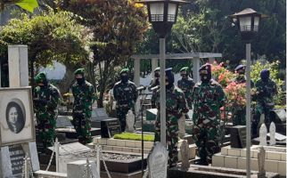 Wanita TNI Laksanakan Ziarah ke Makam Pahlawan Nasional - JPNN.com