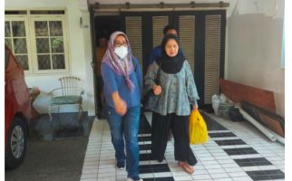 Emak-Emak jadi Buronan, Tak Berdaya saat Dijemput Jaksa - JPNN.com