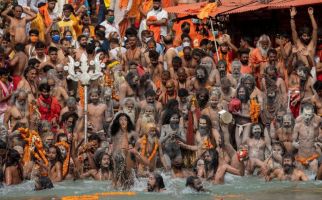 Ratusan Ribu Umat Hindu Serbu Sungai Gangga, COVID-19 Cetak Rekor Baru di India - JPNN.com