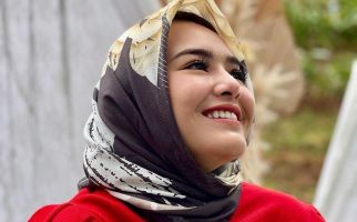 Amanda Manopo Pakai Hijab Saat Menyetir, Netizen Heboh - JPNN.com