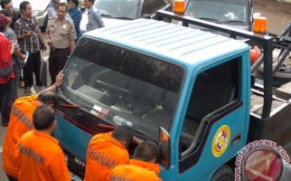 Lihat Baik-Baik, Inilah 4 Pelaku Derek Liar yang Memeras Sopir Truk di Exit Tol Halim - JPNN.com