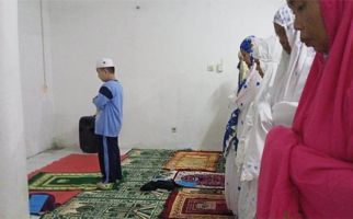 Allahu Akbar, Bocah 8 Tahun di Bogor jadi Imam Tarawih - JPNN.com