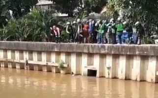 Pria Diduga Debt Collector Ceburkan Diri ke Sungai Ciliwung Ternyata Korban, Ya Ampun - JPNN.com