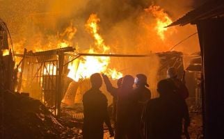 Kebakaran Besar Melanda Gudang Bingkai di Kembangan, Lihat Tuh Apinya - JPNN.com