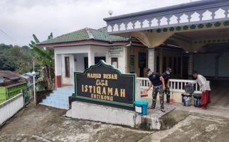 Personel Satgas Yonif 642 Bersama Warga Bersihkan Masjid - JPNN.com