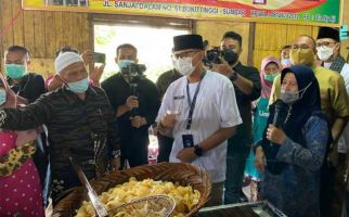 Sandiaga Uno Minta Dibelikan Sanjai Bukittinggi Untuk Prabowo dan Jokowi - JPNN.com