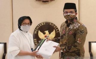 Abdul Latif Imron Serahkan Berkas Gelar Pahlawan Nasional Syaichona Kholil kepada Risma - JPNN.com