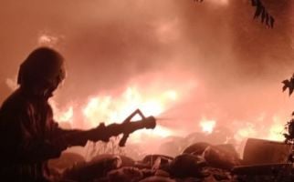 Kebakaran Hanguskan Pabrik Kayu di Bekasi, Kerugian Capai Rp 200 Juta - JPNN.com