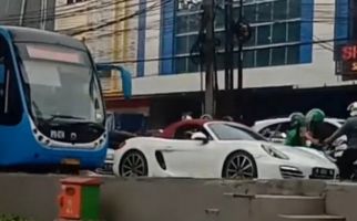 Viral Lantaran Terabas Jalur TransJakarta, Pengemudi Porsche Putih Ditangkap Polda Metro Jaya - JPNN.com