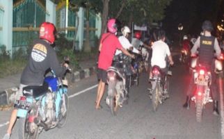 Puluhan Pembalap Liar Disuruh Dorong Motor ke Kantor Polisi, Rasain - JPNN.com