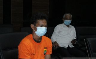 Ribut soal Uang, Penjaga Pintu Rel KA di Jakbar Tusuk Teman - JPNN.com