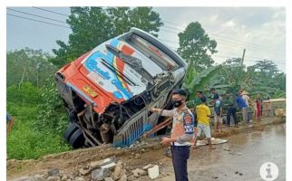 Inilah Tujuan Pemudik yang Mengalami Kecelakaan di Bus Rosalia Indah di Tol Semarang-Batang - JPNN.com