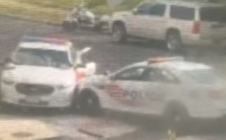 2 Mobil Polisi Balapan, Bruk! 1 Menabrak Pagar Rumah Warga, Sisanya Lebih Parah - JPNN.com