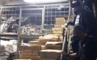 Gudang Penyimpanan 8,3 Ton Ikan Giling Berbahan Pengawet Mayat Digerebek, 2 Orang Ditangkap - JPNN.com