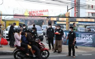 Pagar Nusa Berbagi Takjil Kepada Sopir Angkot dan Pengguna Jalan - JPNN.com