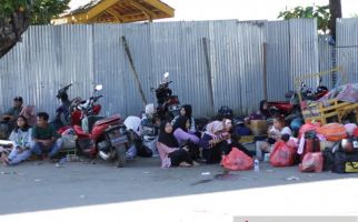 Ratusan Pemudik Telantar di Pelabuhan Jangkar, Ada yang Sudah 3 Hari Mengantre - JPNN.com