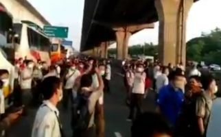 Sejumlah Pekerja Memenuhi Tol Jakarta-Cikampek, Ini Kata Polisi - JPNN.com