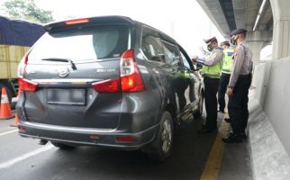 Jangan Mudik! Ratusan Kendaraan Diputarbalikkan di Tol Jakarta-Cikampek - JPNN.com