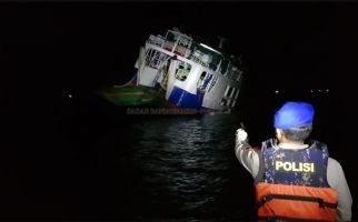 Diterpa Angin Kencang, Kapal Feri Karam, Ada 23 Penumpang - JPNN.com