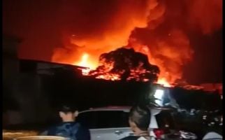 Puluhan Rumah di Penjaringan Ludes Terbakar, Lihat Tuh Apinya Besar Banget - JPNN.com