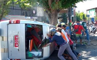 Adu Banteng dengan City Car, Ambulan Bawa Pasien Terbalik, Keluar Asap - JPNN.com