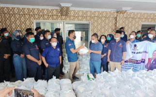 Bang Martin Salurkan Bantuan Sembako dan Sarung Senilai Rp 1 Miliar di Dapilnya - JPNN.com