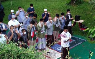 Saat Salat Id, Anies Kenakan Selempang dengan Motif Batik Berbendera Palestina dan Merah Putih - JPNN.com