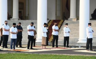 Tak Ada Anak Maupun Cucu yang Menemani Jokowi Salat Id di Istana - JPNN.com