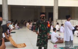 Salat Id di Masjid Dijaga Ketat Pasukan TNI, Semuanya Jaga Jarak - JPNN.com